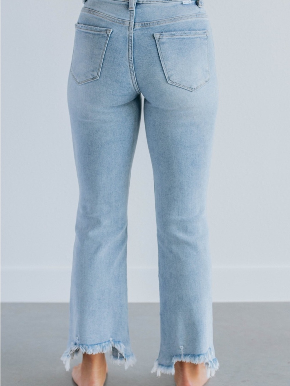 Light Wash High-Rise Women's Jeans with Raw Hem